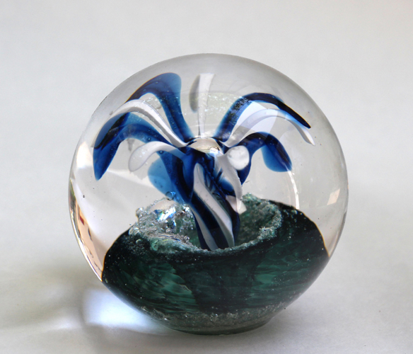 Click to view detail for DB-790 Paperweight - White and Blue Flower $42